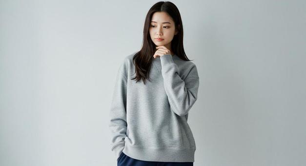 考える女性 疑問 考える女性 疑問の写真