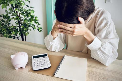 物価高に頭を抱える主婦 物価高に頭を抱える主婦 悩む,落ち込む,母親の写真素材