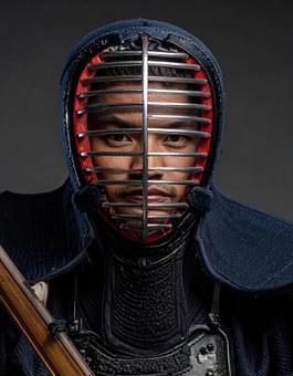 剣道の面を被った男の写真