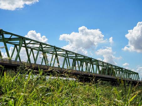 鬼怒川に架かる豊水橋&夏草・茨城県常総市 鬼怒川に架かる豊水橋&夏草・茨城県常総市の写真