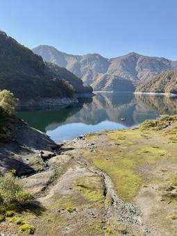 秋の福井県の九頭竜ダム　紅葉に色づく湖 秋,道路,晩秋の写真素材