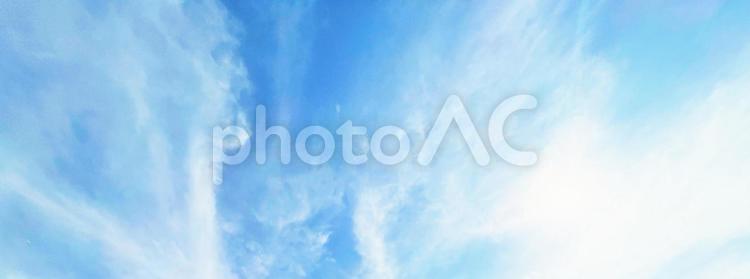 夏の大自然の美しいい青空と雲の背景素材 空,自然,晴天の写真素材