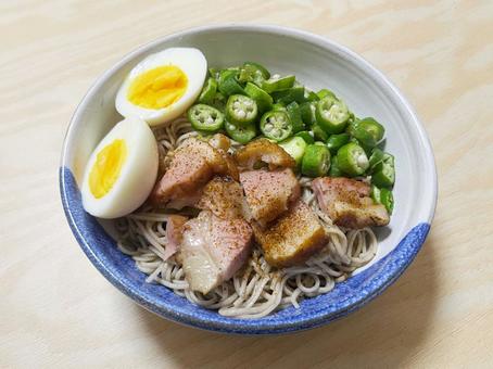 鴨肉とオクラの乗った蕎麦 鴨肉とオクラの乗った蕎麦 鴨,鴨肉,蕎麦の写真素材