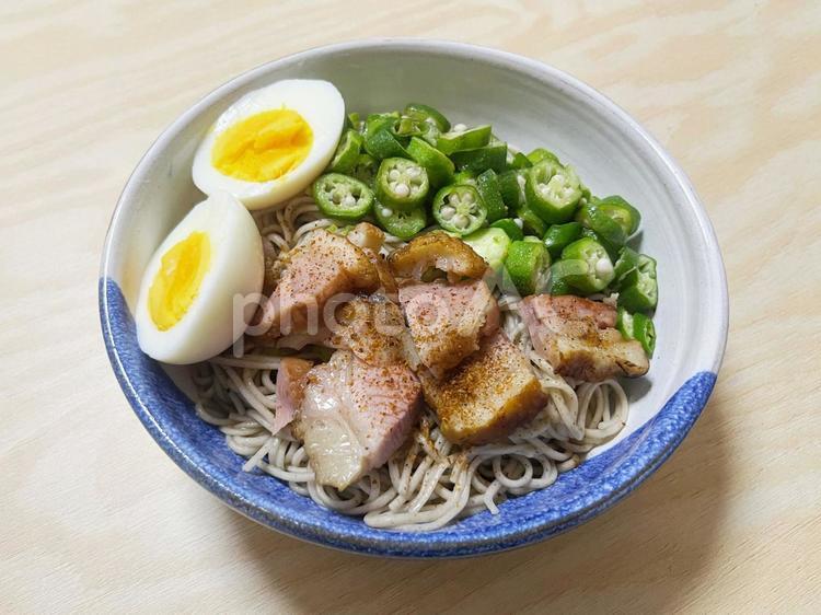 鴨肉とオクラの乗った蕎麦 鴨,鴨肉,蕎麦の写真素材