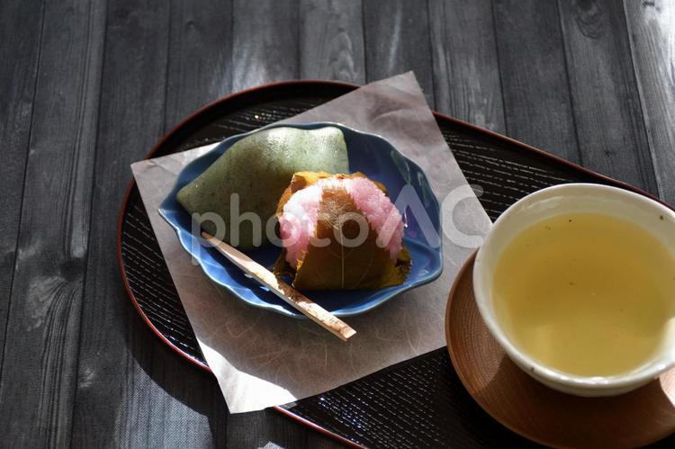 桜餅（道明寺）と草餅と緑茶 桜餅,道明寺,和菓子の写真素材