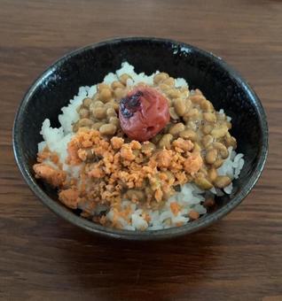 政府備蓄米に納豆と鮭フレークなどの茶碗飯 政府備蓄米に納豆と鮭フレークなどの茶碗飯の写真