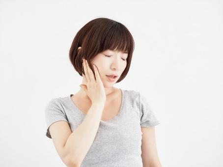 A woman holding a painful jaw on a white background, fem, mâchoire, faire mal, JPG