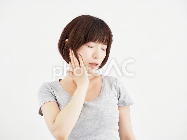 A woman holding a painful jaw on a white background, JPG A woman holding a painful jaw on a white background, female, chin, painful, JPG