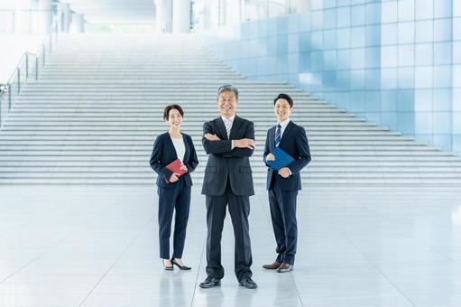 オフィスのビジネスパーソン オフィスのビジネスパーソンの写真
