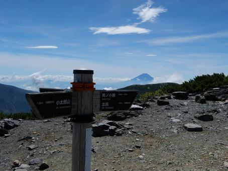 北岳 草すべりから望む富士山 北岳 草すべりから望む富士山 草すべり,北岳,小太郎山の写真素材