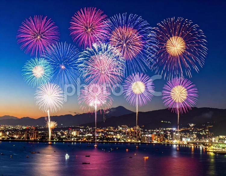 夜空に上がる打ち上げ花火 花火,打ち上げ花火,夏の写真素材