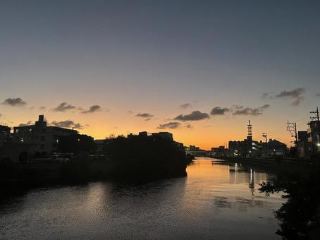 安謝川の夕暮れ 空,夕日,川の写真素材