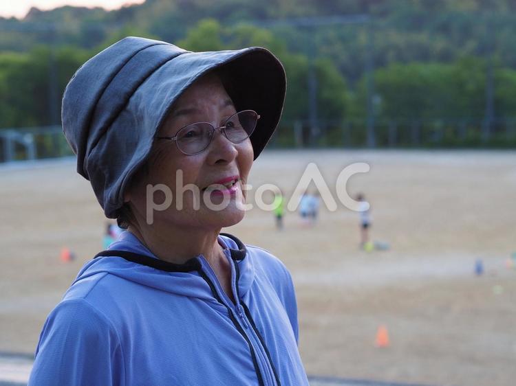 夕暮れの運動公園で散歩する高齢女性の笑顔 女性,シニア,高齢者の写真素材