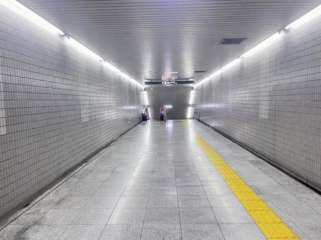 地下鉄 地下道 地下鉄 地下道の写真