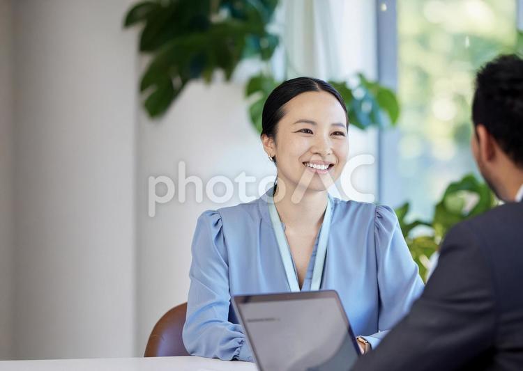 オフィスでPCを使って打ち合わをする男女 男性,女性,ビジネスの写真素材