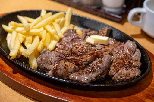 肉汁溢れるヒレステーキとフライドポテト ジャガイモ料理,みずみずしい,食べ物の写真素材