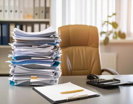 オフィスデスクに資料とボードの写真