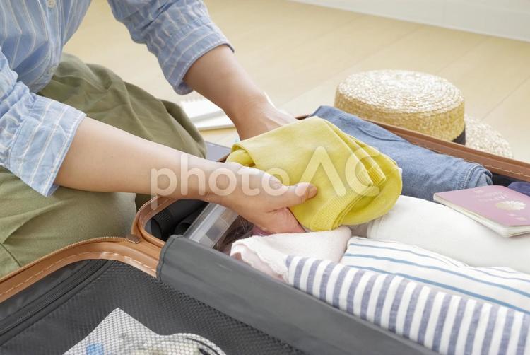 旅行の支度をする女性の手元 若い女性,20代,30代の写真素材