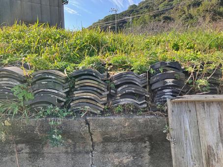 廃棄されて積んである古い瓦 瓦,古瓦,土手の写真素材