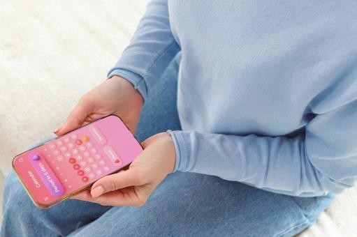生理周期アプリを使う女性の手元 生理,月経,女性の写真素材