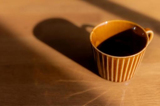 夕日に照らされたコーヒーカップ 夕日に照らされたコーヒーカップの写真