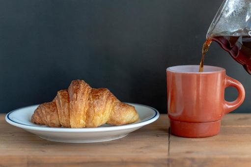 お皿に乗ったクロワッサンとホットコーヒー お皿に乗ったクロワッサンとホットコーヒー クロワッサン,パン,バターの写真素材