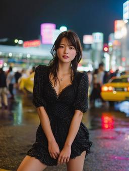 旅行先の夜を楽しむ黒いワンピースの女性 旅行先の夜を楽しむ黒いワンピースの女性の写真
