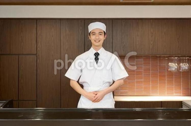 カウンターの中に立つ和食の料理人 料理人,調理師,和食の写真素材