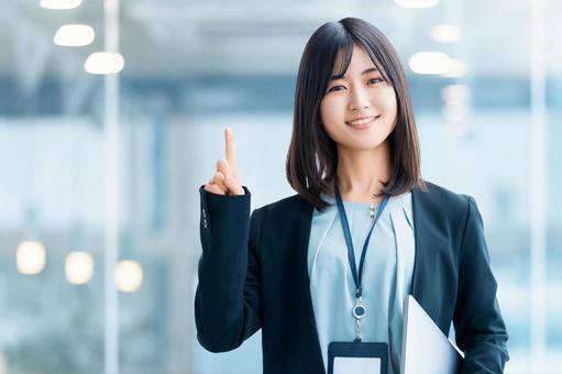 案内をする笑顔の女性・ビジネスウーマン 案内をする笑顔の女性・ビジネスウーマン 女性,ビジネス,笑顔の写真素材