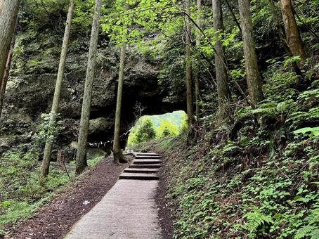 【熊本・阿蘇】上色見熊野座神社の穿戸岩 【熊本・阿蘇】上色見熊野座神社の穿戸岩の写真