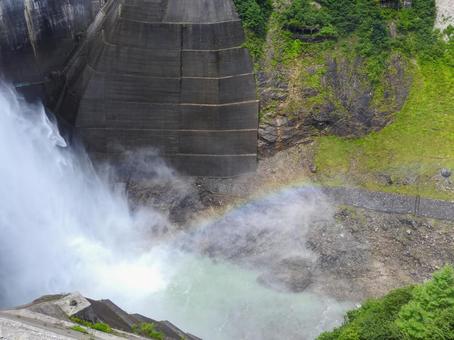 黒部ダム放水と水しぶきに光る虹 黒部ダム放水と水しぶきに光る虹の写真