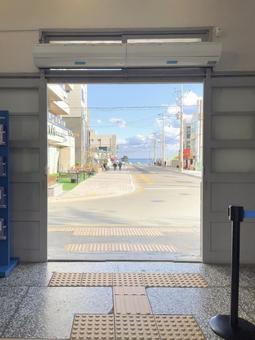 駅舎からの街並み 駅舎からの街並み 海辺の街,海辺の駅,エモいの写真素材