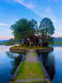 湖に浮かぶ神社 湖に浮かぶ神社の写真