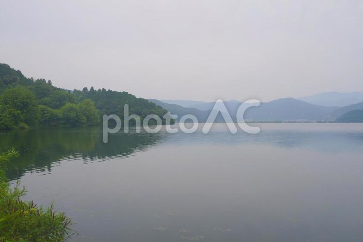 余呉湖（曇り）②　滋賀県長浜市 自然,風景,景色の写真素材