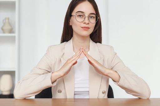 屋根のポーズを取った女性スタッフ 保険業,事務職,接客業の写真素材