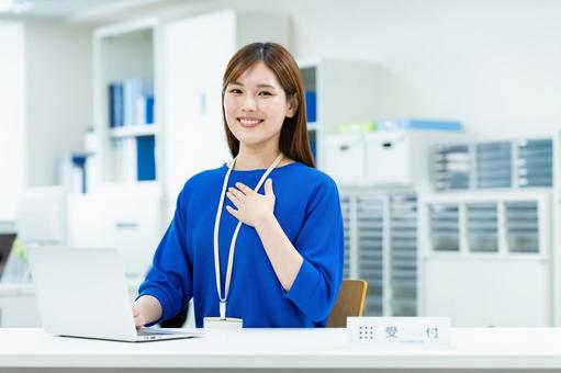 オフィスで働く若いビジネスウーマン オフィスで働く若いビジネスウーマン 受付,窓口,ビジネスウーマンの写真素材