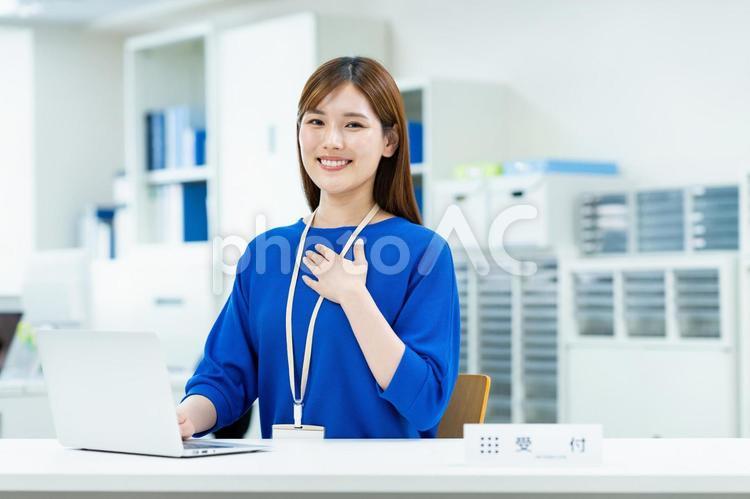 オフィスで働く若いビジネスウーマン 受付,窓口,ビジネスウーマンの写真素材