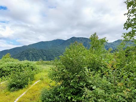 新緑の山並みと空 山,新緑,緑の写真素材