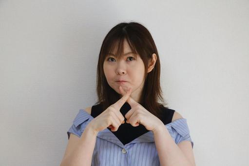 ダメのポーズをとる女性 ダメのポーズをとる女性 ダメ,拒否,バツの写真素材