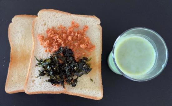 フレークとジャバンのりのトースト等の昼食 フレークとジャバンのりのトースト等の昼食 昼食,鮭フレーク,ジャバンのりの写真素材