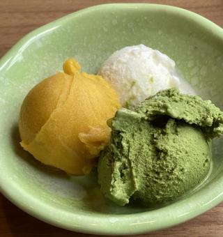 3種類のアイスー抹茶×バニラ×マンゴー 3種類のアイスー抹茶×バニラ×マンゴーの写真
