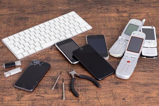 壊れたスマホとガラケー 壊れたスマホとガラケー スマホ,スマートフォン,ガラケーの写真素材