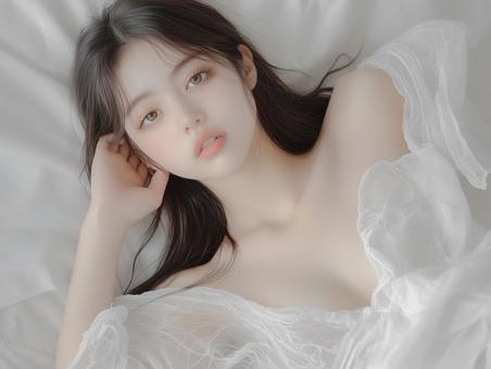 横たわるセクシーな若い女性の写真