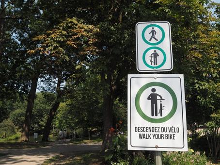 自転車から降りて歩いてくださいという標識 道路標識,標識,注意の写真素材