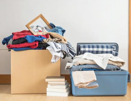 段ボール箱に入れた衣類と本と額縁の写真