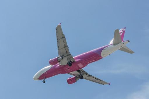 福岡空港の夏の日ファイナルアプローチ 福岡空港の夏の日ファイナルアプローチ 飛行機,航空機,旅客機の写真素材