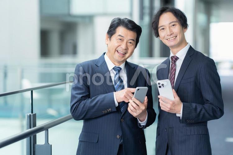 オフィスで打ち合わせをするビジネスマン ビジネス,会議,ビジネスマンの写真素材