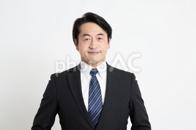証明写真を撮る中年のサラリーマン男性 中年,上司,会社員の写真素材
