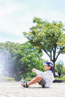 暑い夏の日に水遊びする男の子 暑い夏の日に水遊びする男の子の写真