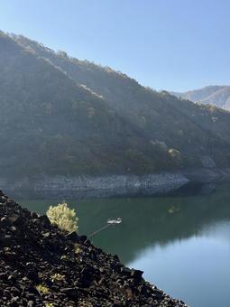 秋の福井県の九頭竜ダム　紅葉に色づく湖 秋,晩秋,九頭竜ダムの写真素材